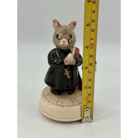 Schmid Vintage Praying Priest Mouse Musical Figurine “Over The Rainbow “ Japan - Picture 5 of 8